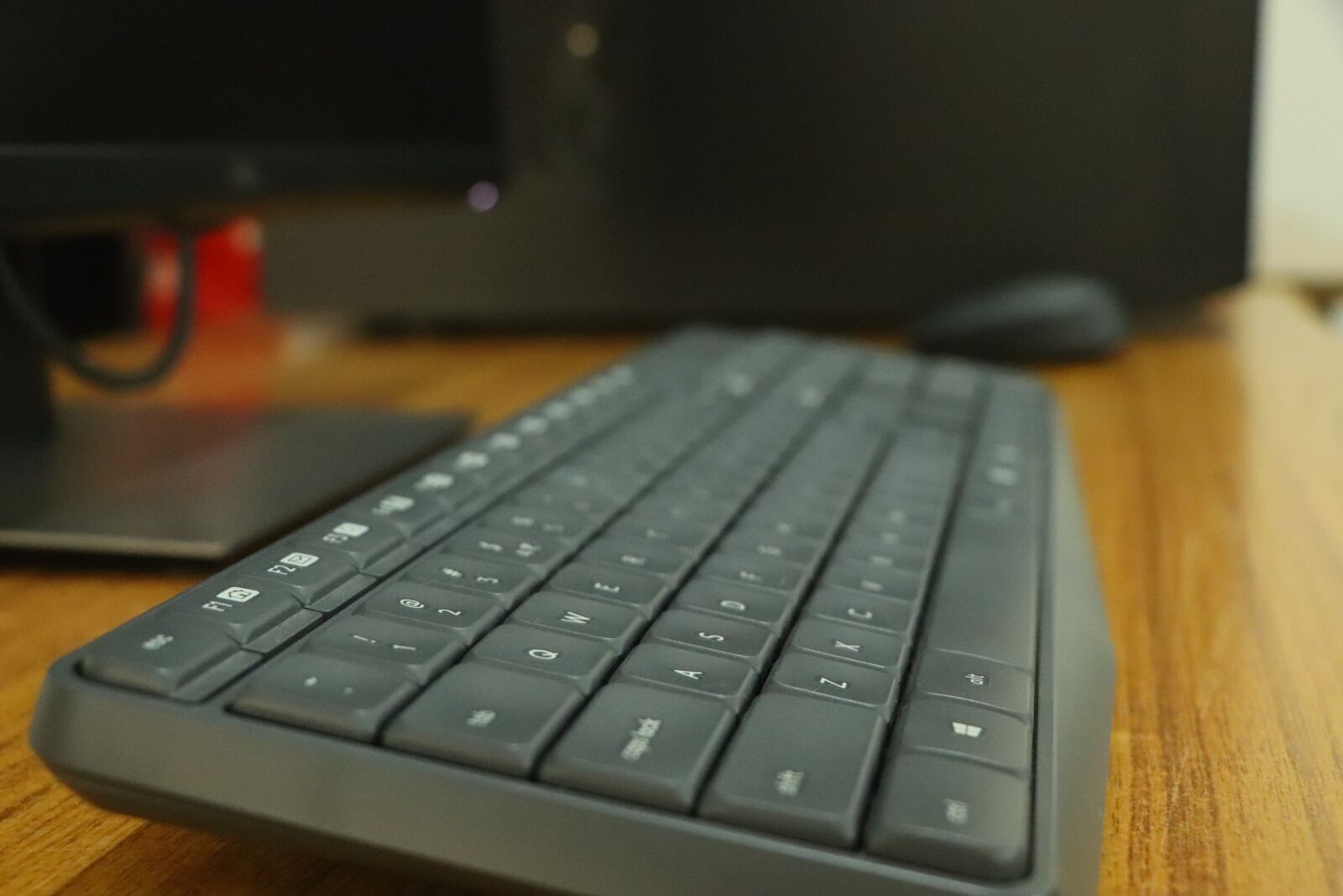 Canon EF-S 18-135mm F3.5-5.6 IS USM sample photo. Keyboard, work, office photography