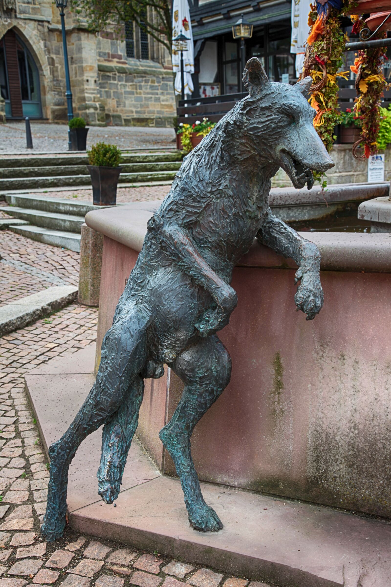 Canon EOS 5D Mark II sample photo. Wolf, bronze, sculpture photography