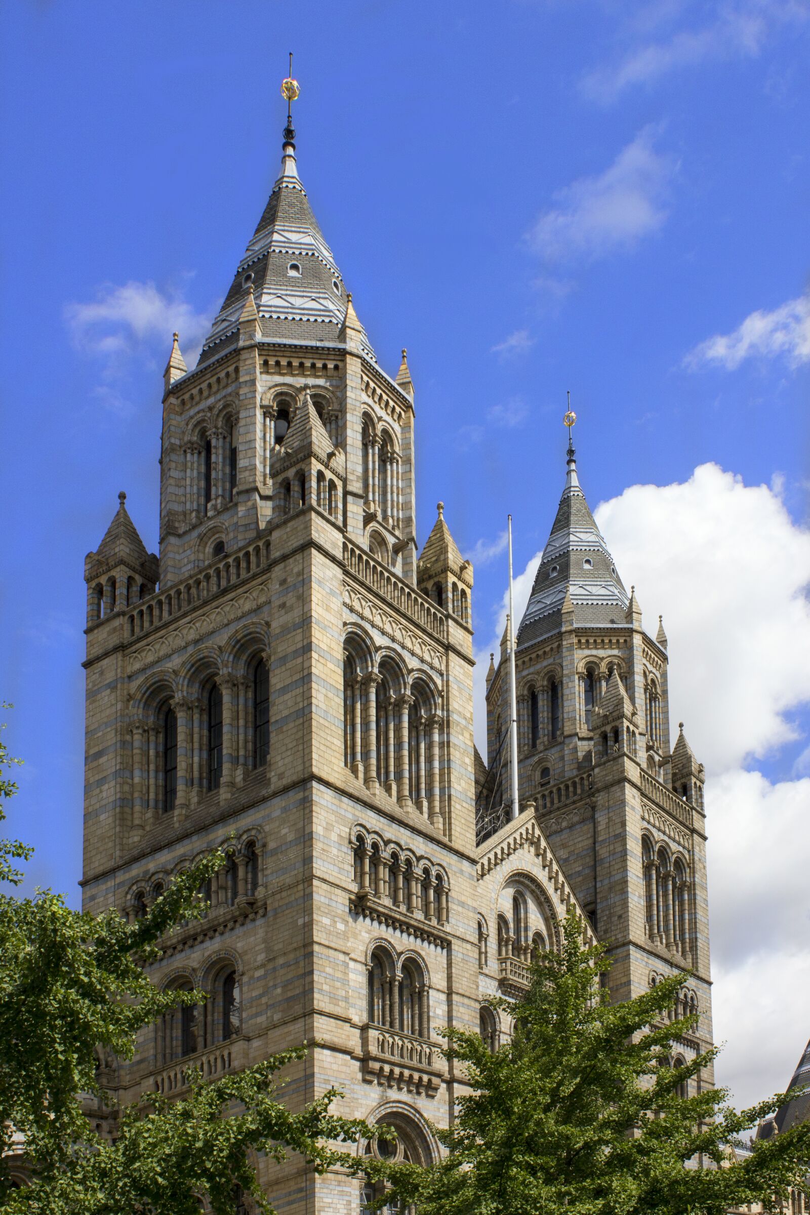 Canon EOS 550D (EOS Rebel T2i / EOS Kiss X4) sample photo. London, museum, architecture photography
