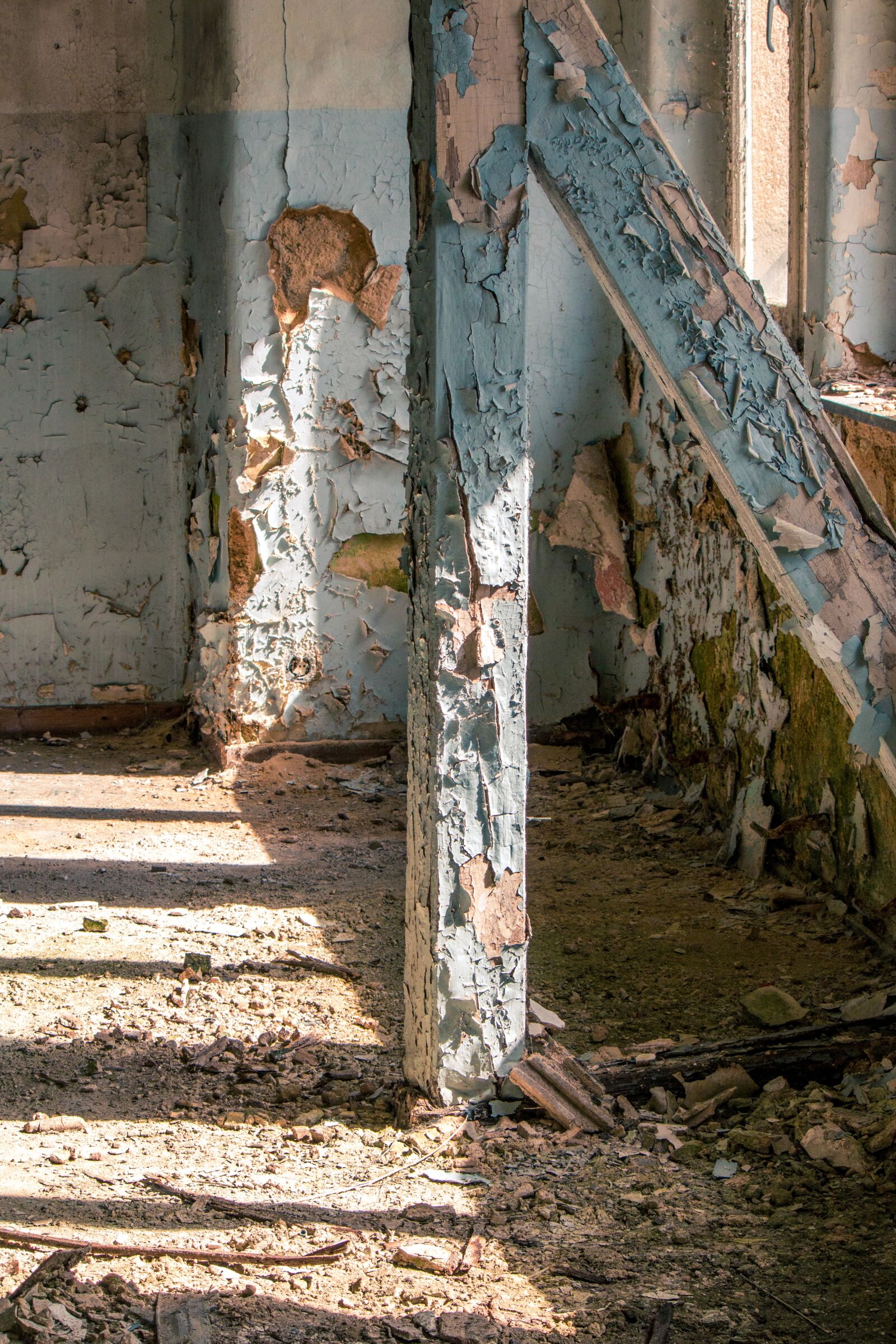 Canon EF-S 55-250mm F4-5.6 IS II sample photo. Wooden beams, entablature, space photography