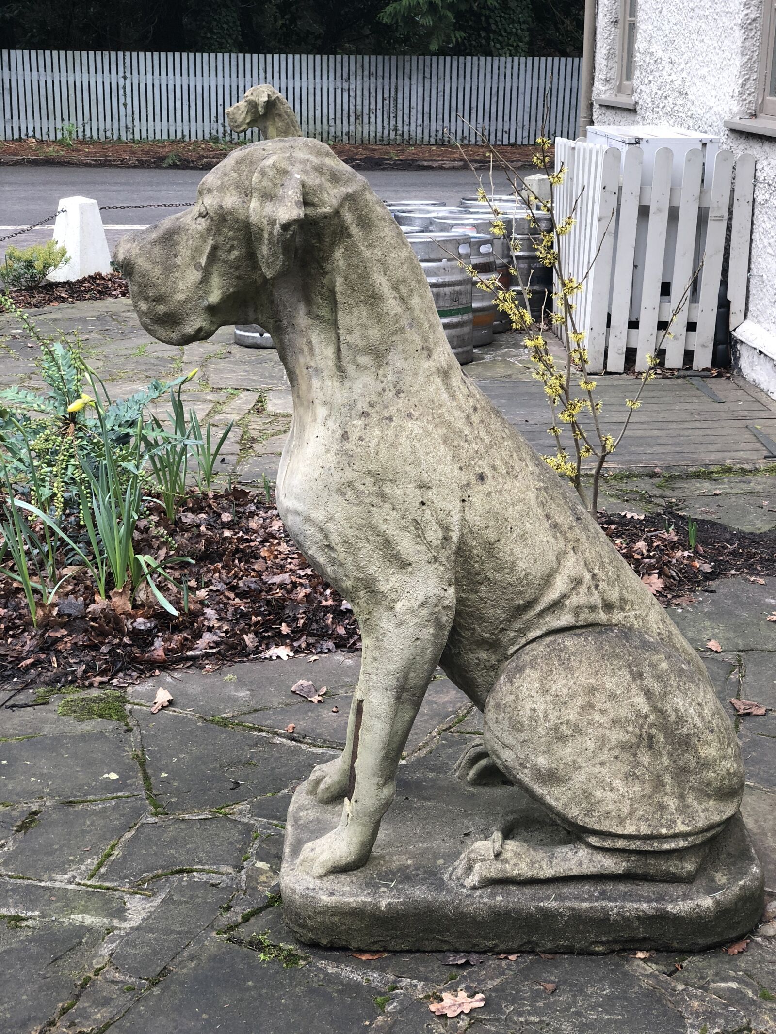 iPhone X back dual camera 6mm f/2.4 sample photo. Sculpture, statue, stone photography