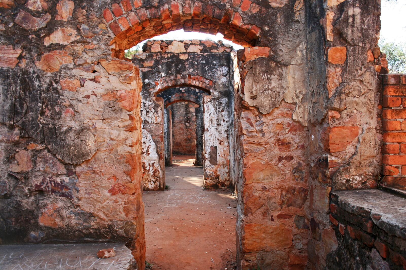 Canon EOS 400D (EOS Digital Rebel XTi / EOS Kiss Digital X) sample photo. Old ruined fort, fort photography