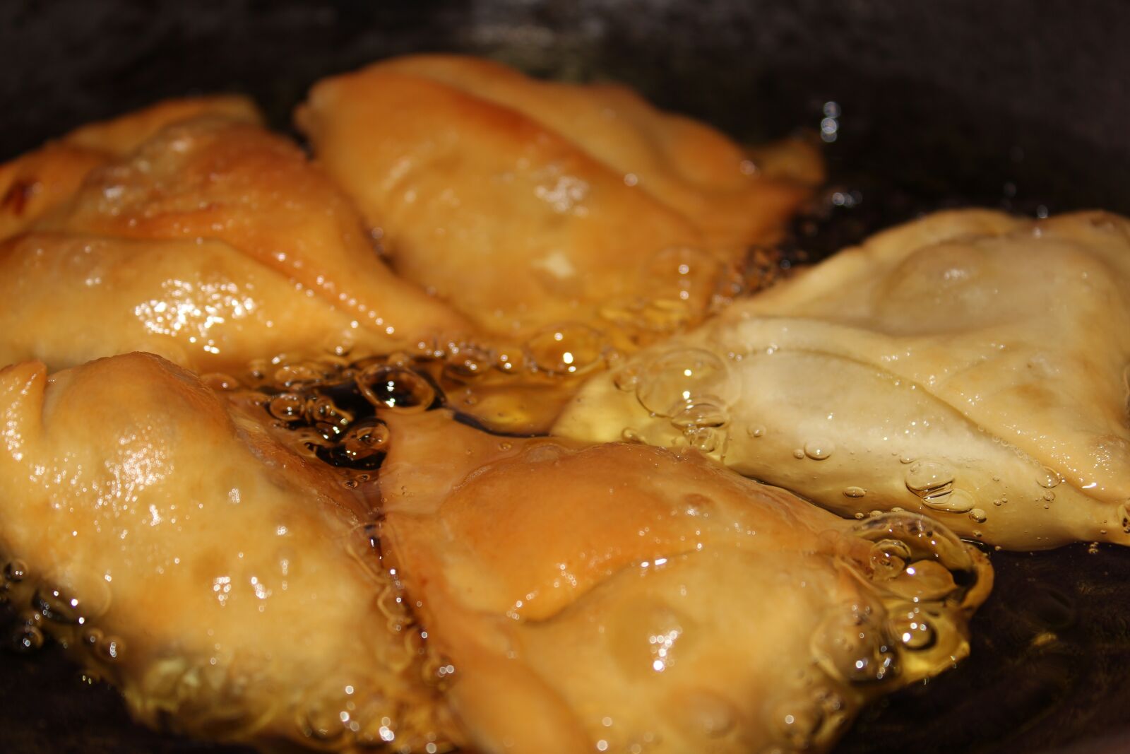 Canon EOS 700D (EOS Rebel T5i / EOS Kiss X7i) sample photo. Samosa, fry, oil photography