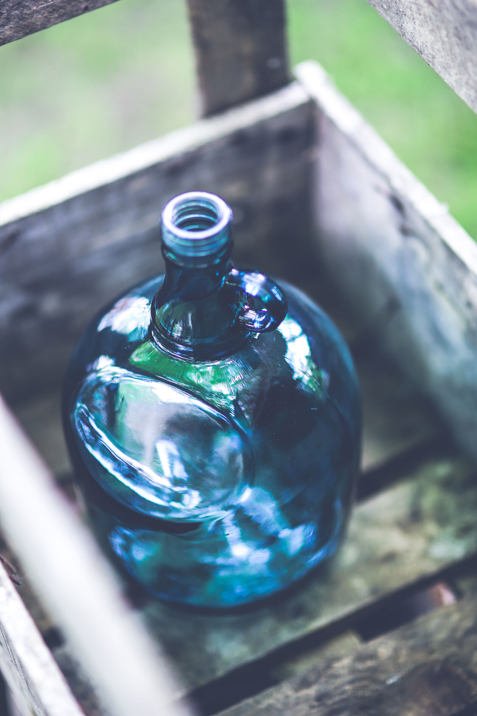 Sigma 85mm F1.4 EX DG HSM sample photo. Blue, bottle, in, the photography