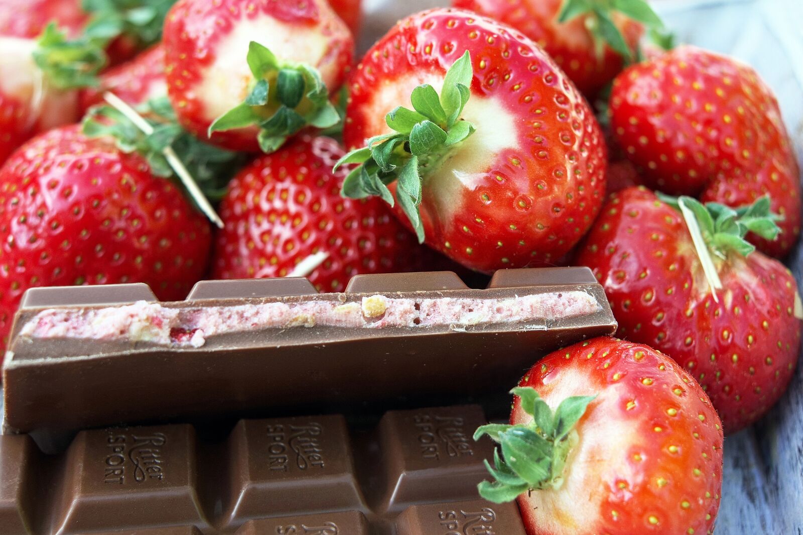Fujifilm X-T10 + Fujifilm XF 35mm F1.4 R sample photo. Chocolate, strawberries, strawberry chocolate photography