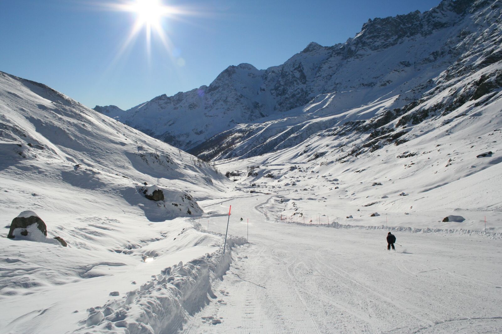 Canon EOS 350D (EOS Digital Rebel XT / EOS Kiss Digital N) sample photo. Cervinia, italy, snow photography