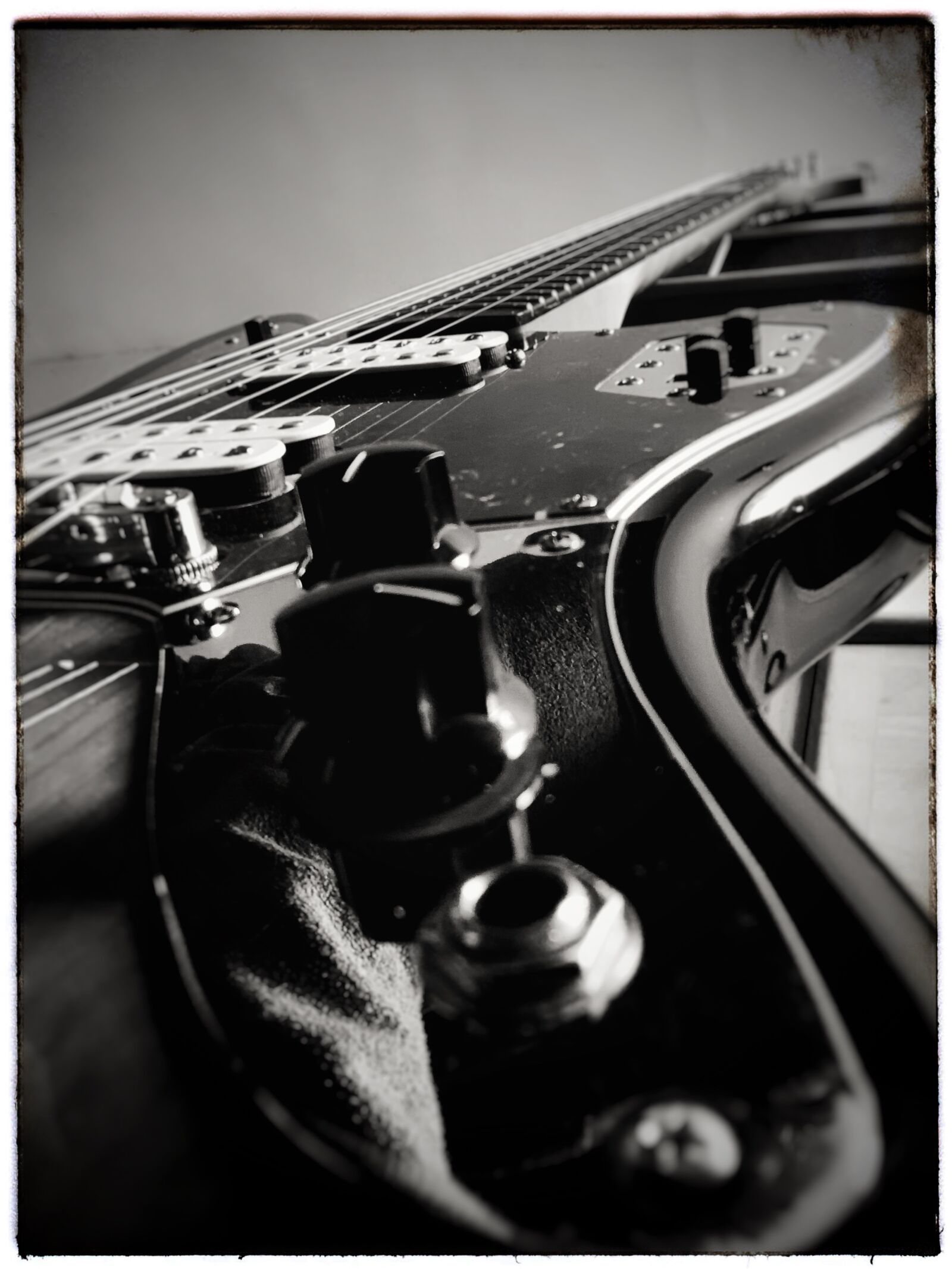 iPhone XR front camera 2.87mm f/2.2 sample photo. Fender, jaguar, guitar photography
