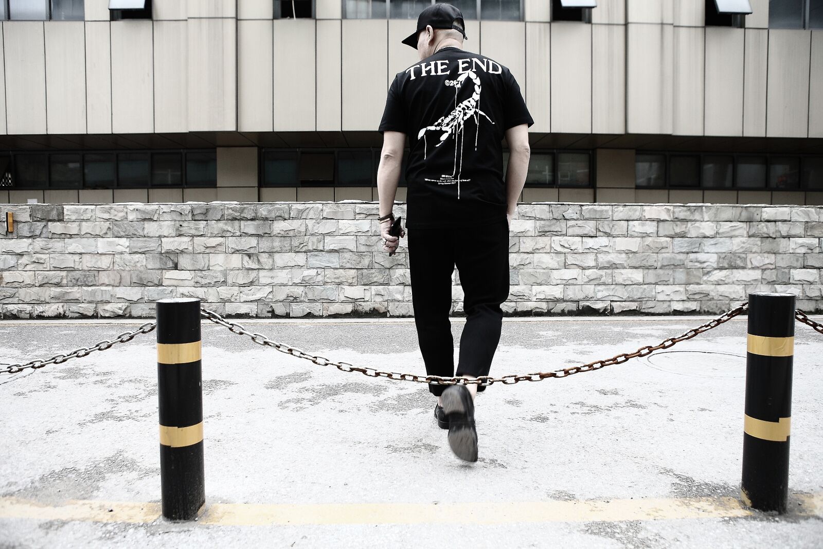 Canon EOS 5D Mark II sample photo. Street, achromatic, man photography