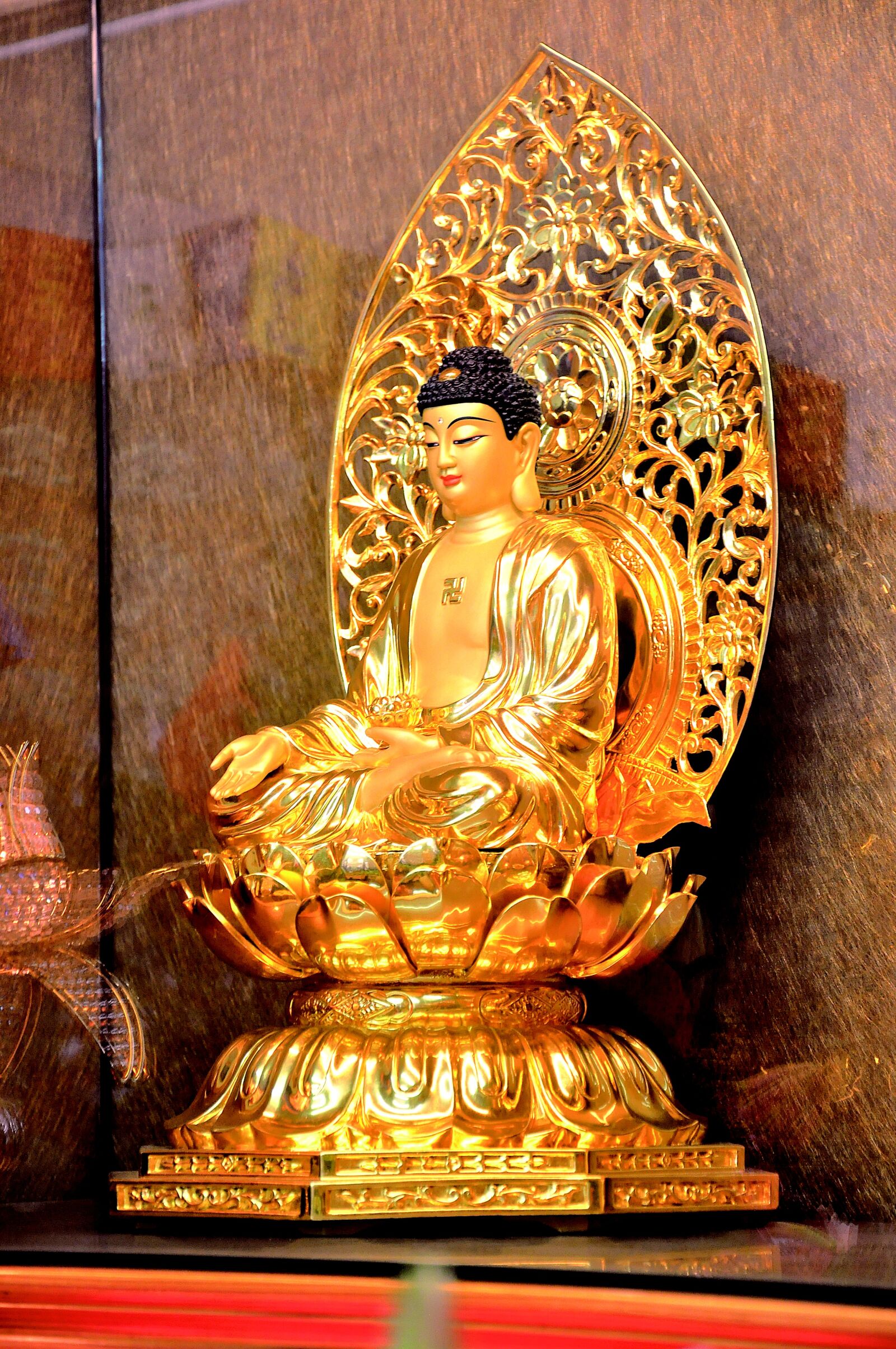 Nikon D90 sample photo. Gold body, the buddha photography