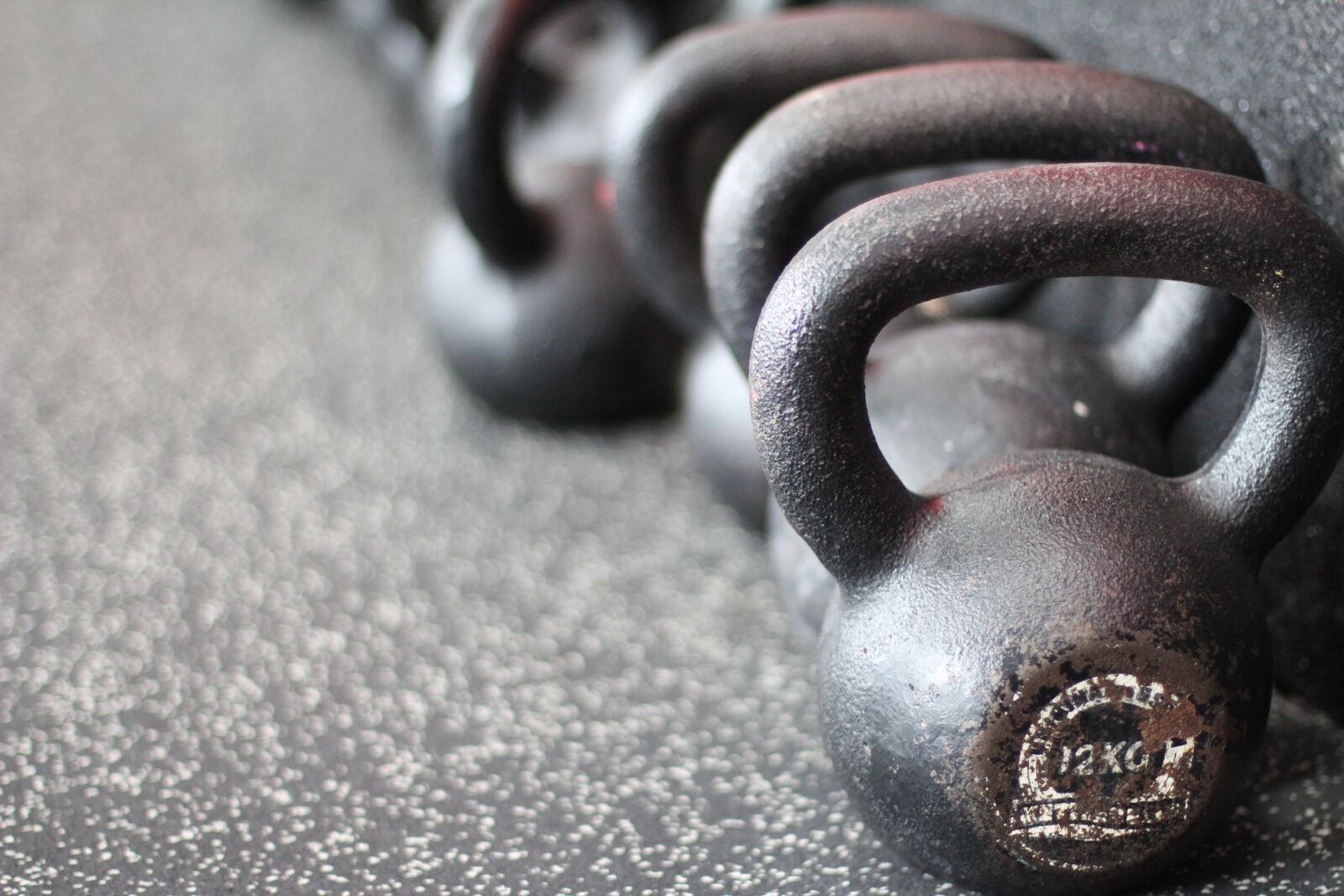 Canon EOS 600D (Rebel EOS T3i / EOS Kiss X5) + Canon EF 50mm F1.4 USM sample photo. Dumbbells, weight, kilo photography