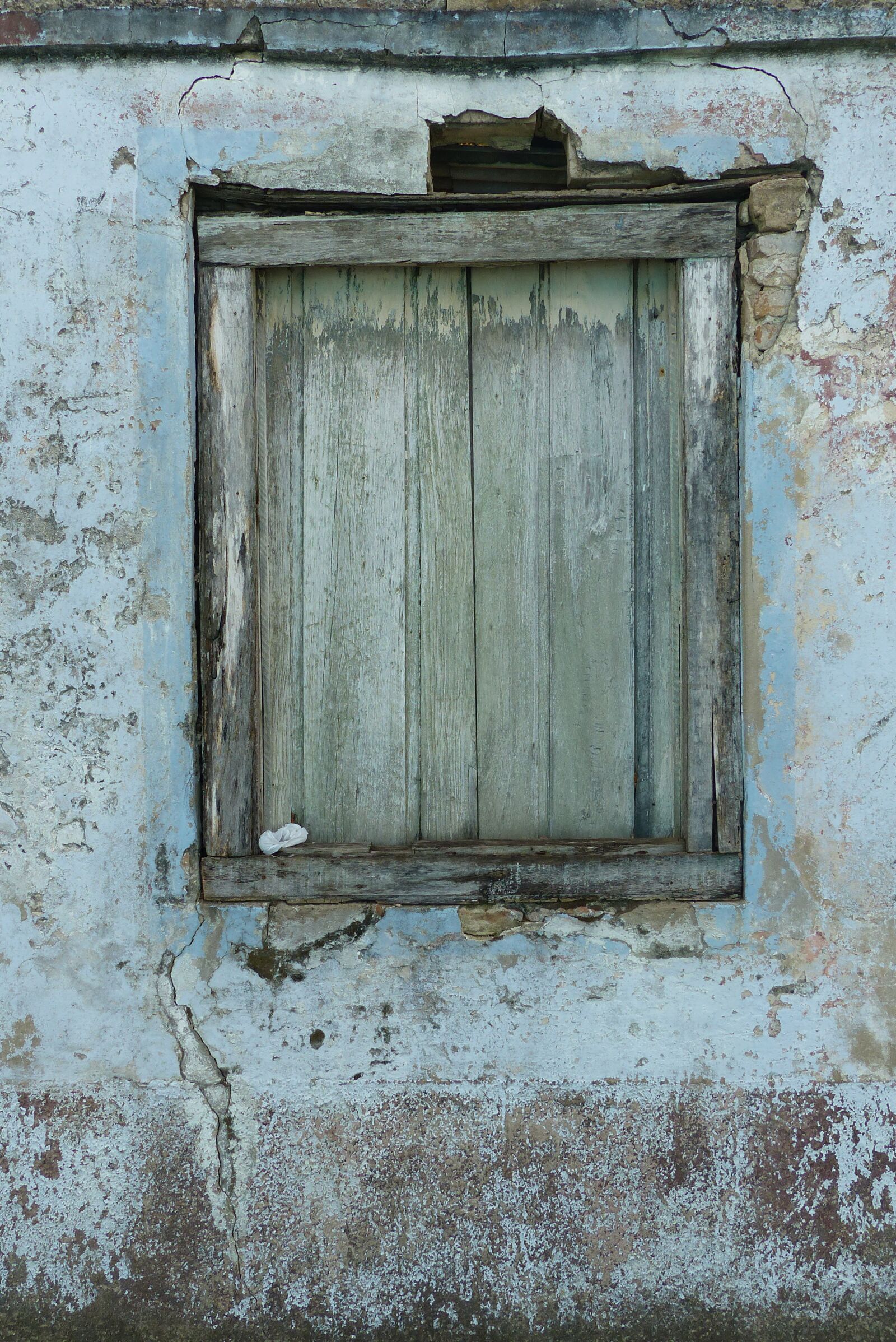Panasonic Lumix DMC-FZ200 sample photo. Door, wall, unclean photography