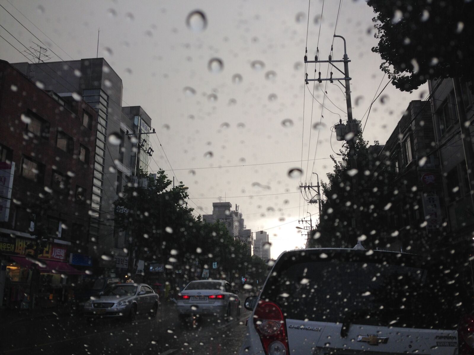 iPhone 5 back camera 4.12mm f/2.4 sample photo. Raindrops, out the window photography
