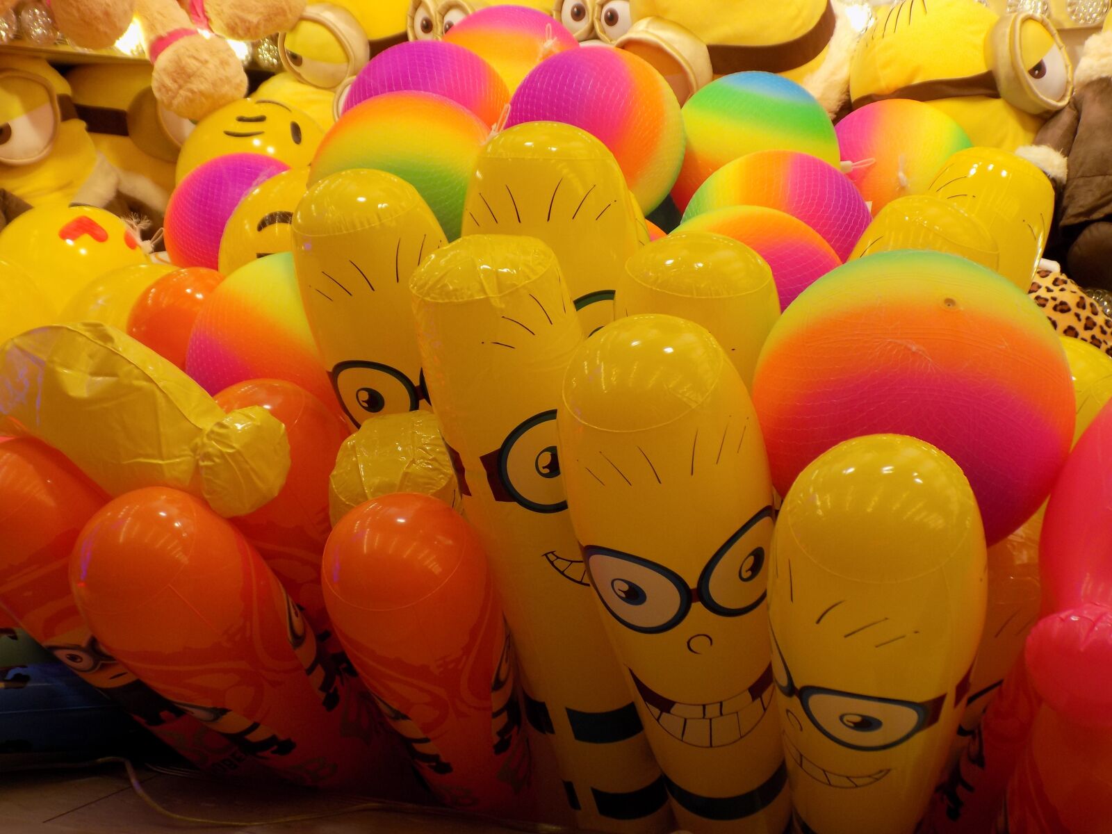 Nikon COOLPIX L340 sample photo. Minions, kramer market, loose photography