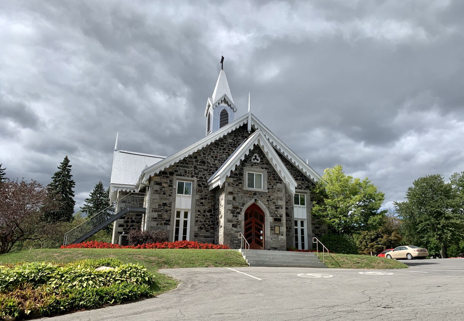 Apple iPhone XR sample photo. Church, montreal, cathedral photography