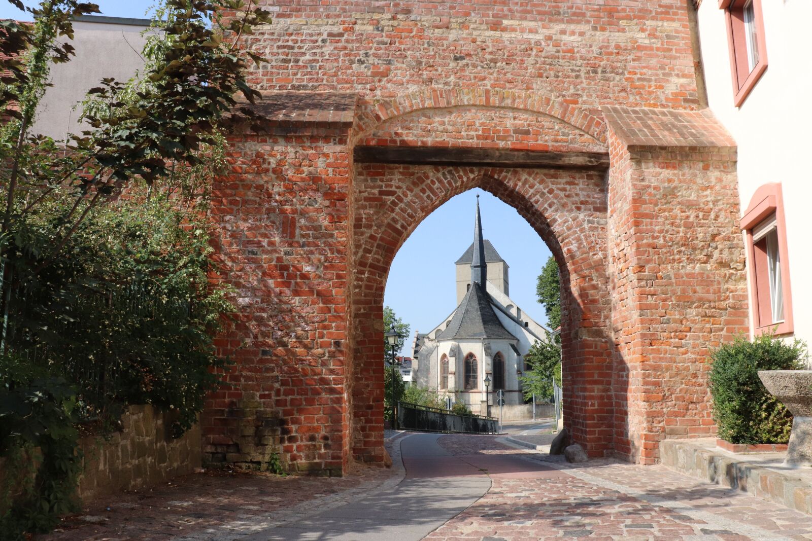 Canon EOS 200D (EOS Rebel SL2 / EOS Kiss X9) sample photo. Goal, castle gate, church photography