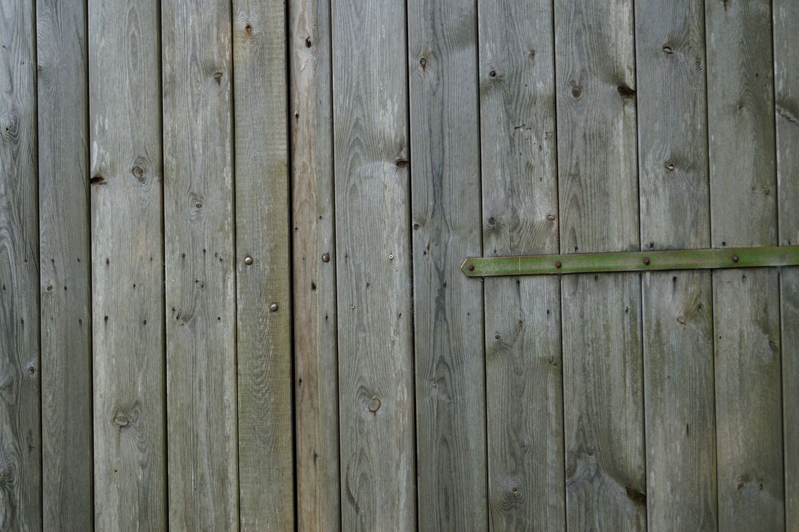 Sony DT 18-55mm F3.5-5.6 SAM II sample photo. Wood, wooden gate, background photography