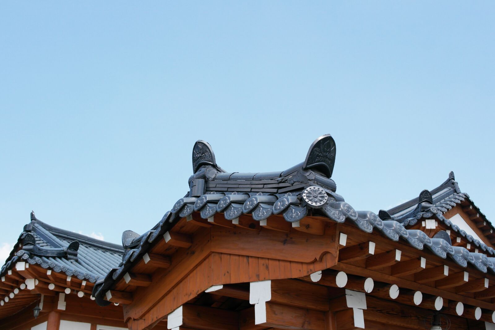 Samsung NX1000 sample photo. Roof tile, giwajip, traditional photography