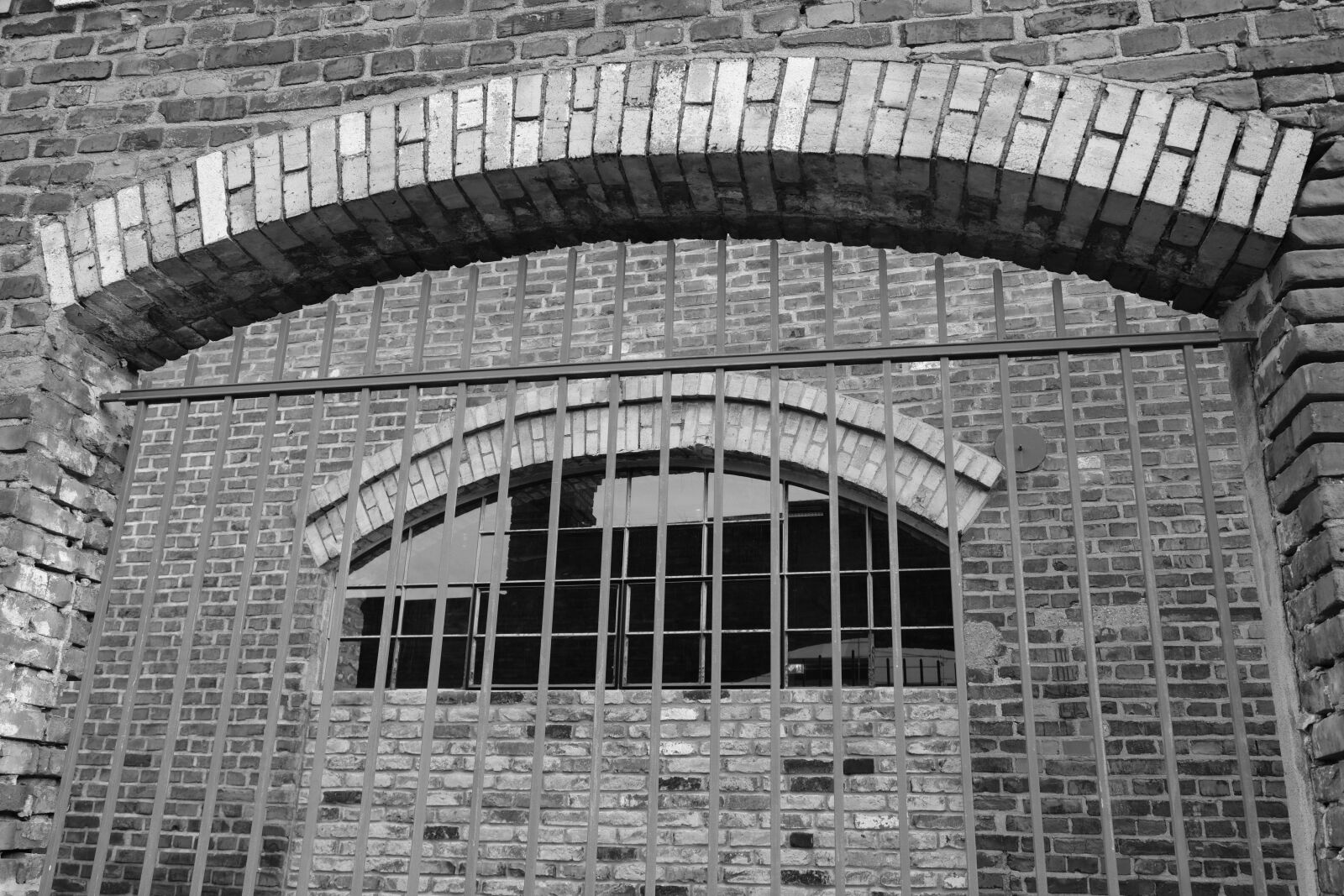 Fujifilm X-T20 sample photo. Archway, industrial hall, fence photography