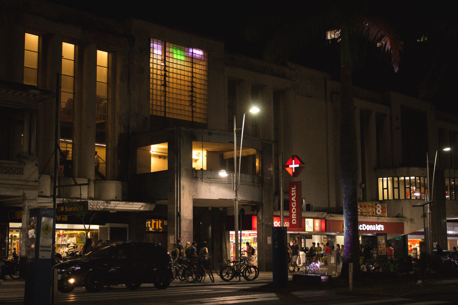 Canon EOS 1200D (EOS Rebel T5 / EOS Kiss X70 / EOS Hi) sample photo. Avenue, bike, building, car photography