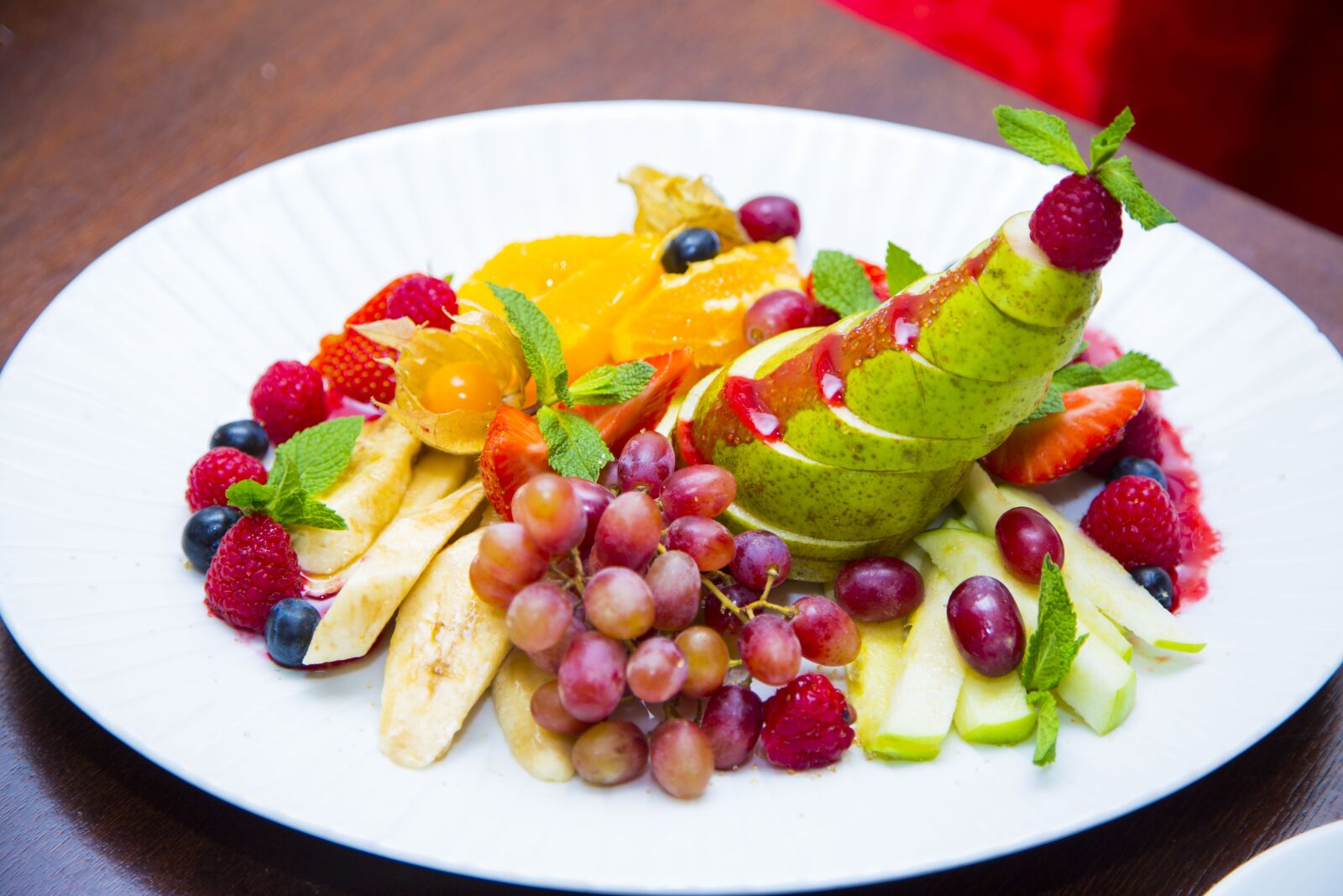 Canon EOS 6D + Canon EF 24-105mm F4L IS USM sample photo. Fruit, plate, grapes photography