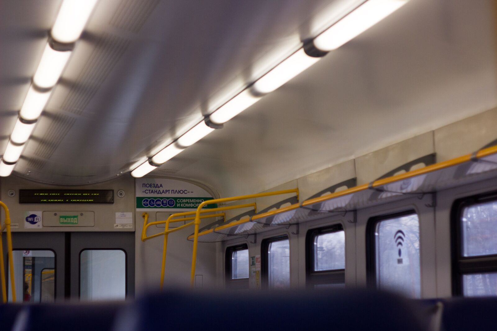 Canon EOS 550D (EOS Rebel T2i / EOS Kiss X4) sample photo. Elektrichka, russia, railway carriage photography