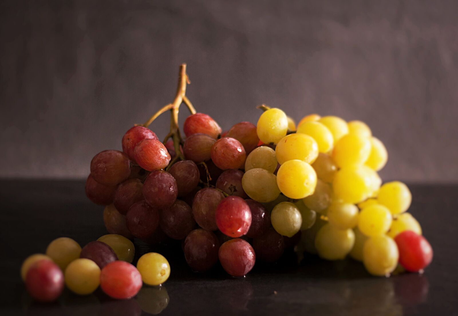 Canon EOS 1000D (EOS Digital Rebel XS / EOS Kiss F) sample photo. Fruit, healthy, ripe grapes photography