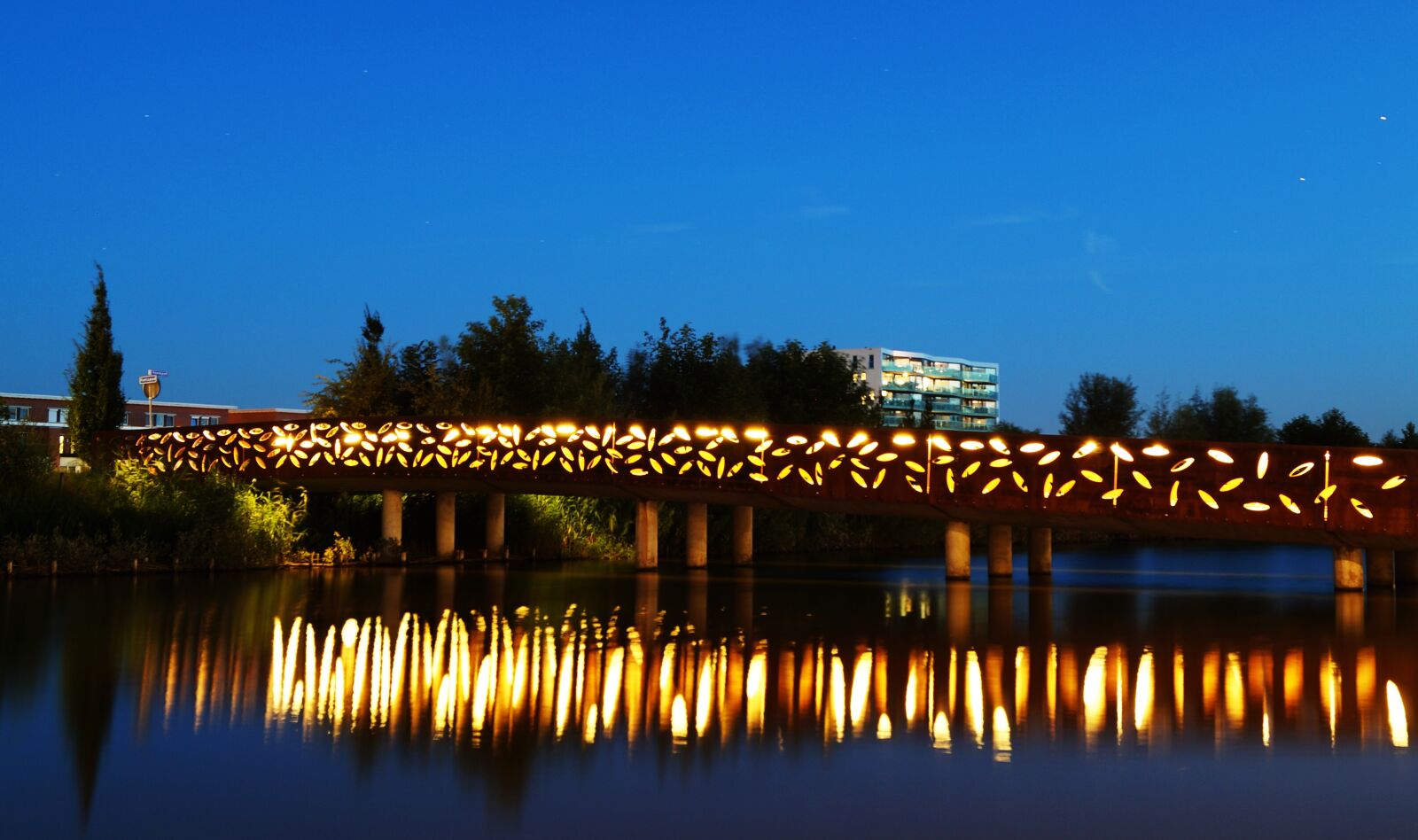 Sony DT 18-55mm F3.5-5.6 SAM II sample photo. Architecture, bridge, buildings, canal photography