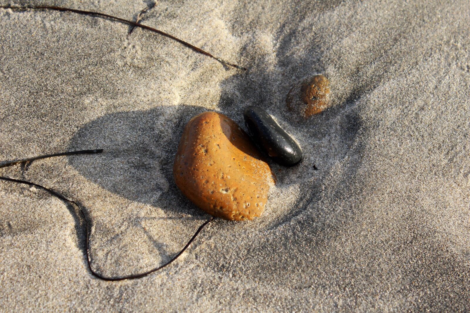 Canon EOS 600D (Rebel EOS T3i / EOS Kiss X5) sample photo. Stones, beach, sandy beach photography