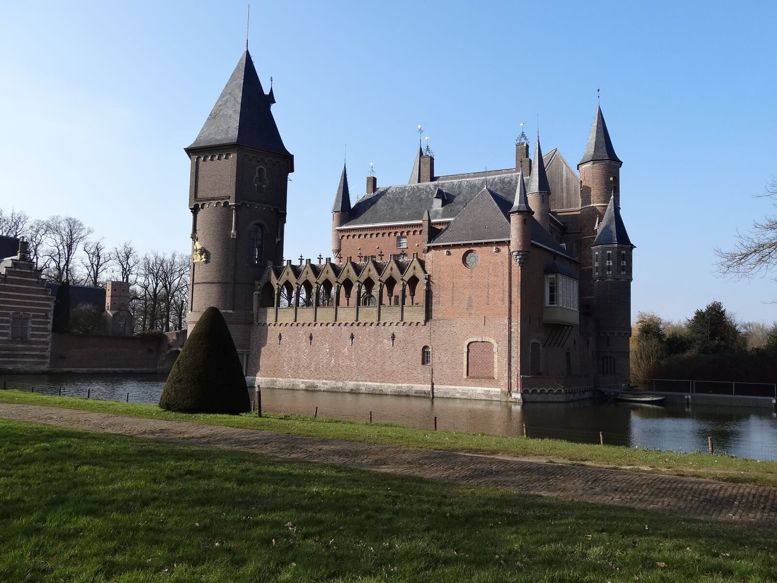 Sony Cyber-shot DSC-HX20V sample photo. Castle, outdoor place, pond photography