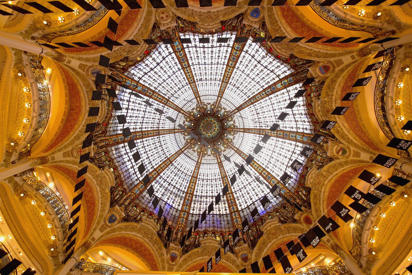Canon EF 16-35mm F2.8L II USM sample photo. Gallery, paris, shopping photography