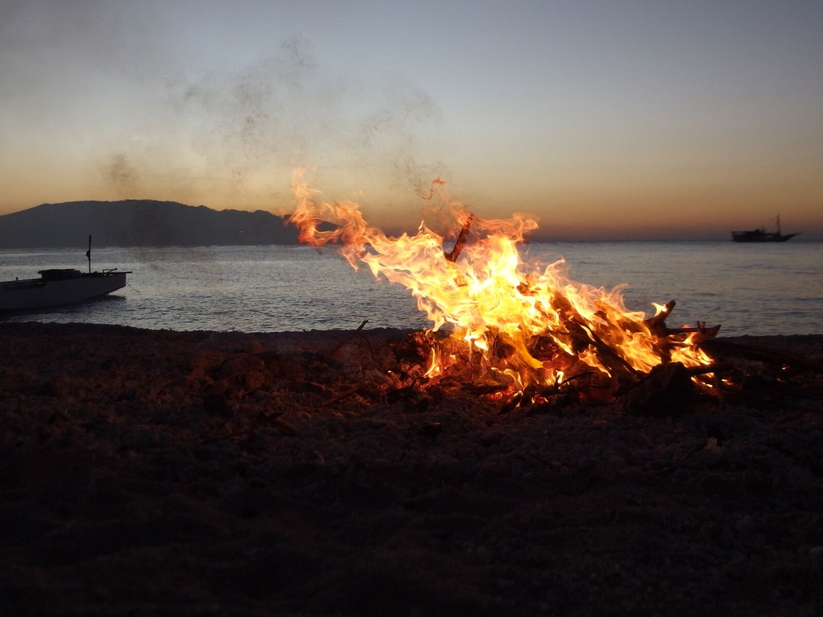 Olympus XZ-2 iHS sample photo. Fire, bonfire, beach photography