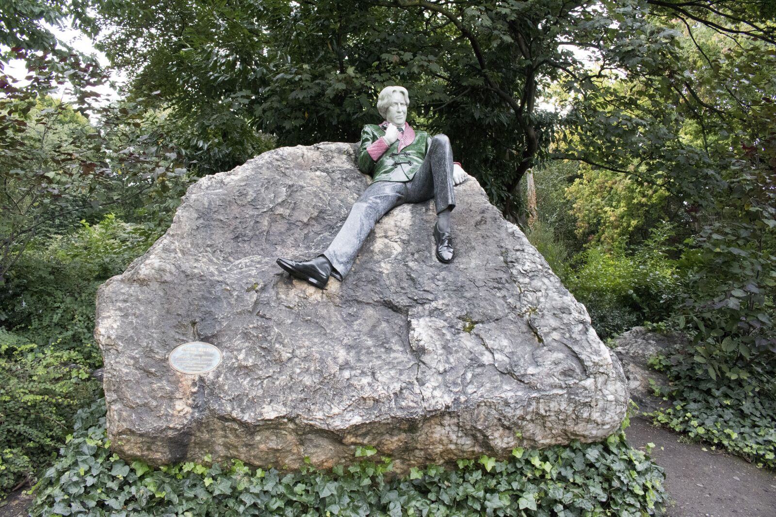 Canon EOS 750D (EOS Rebel T6i / EOS Kiss X8i) sample photo. Dublin, oscar wilde sculpture photography