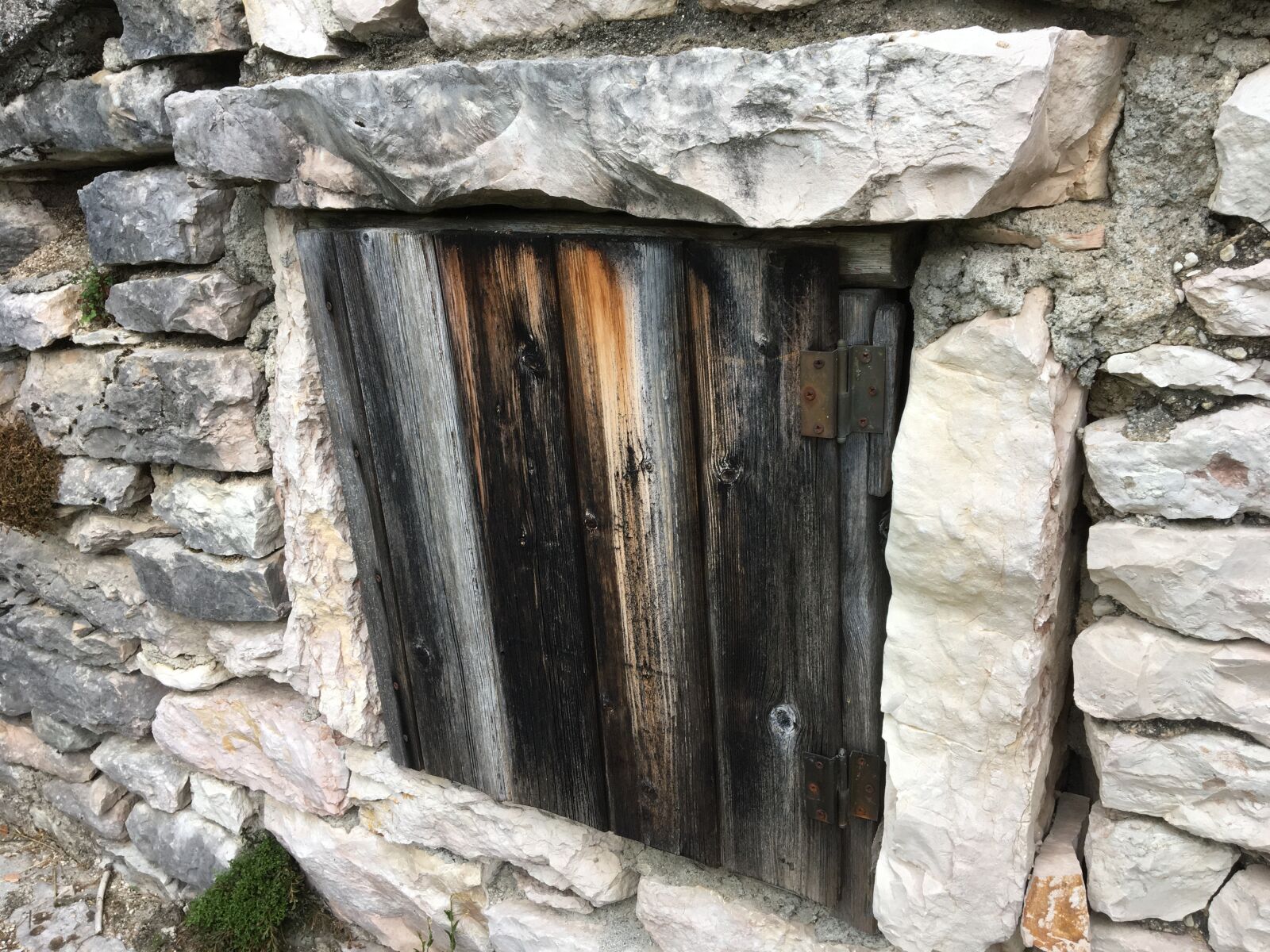 Apple iPhone 6s sample photo. Window, stone, ancient photography
