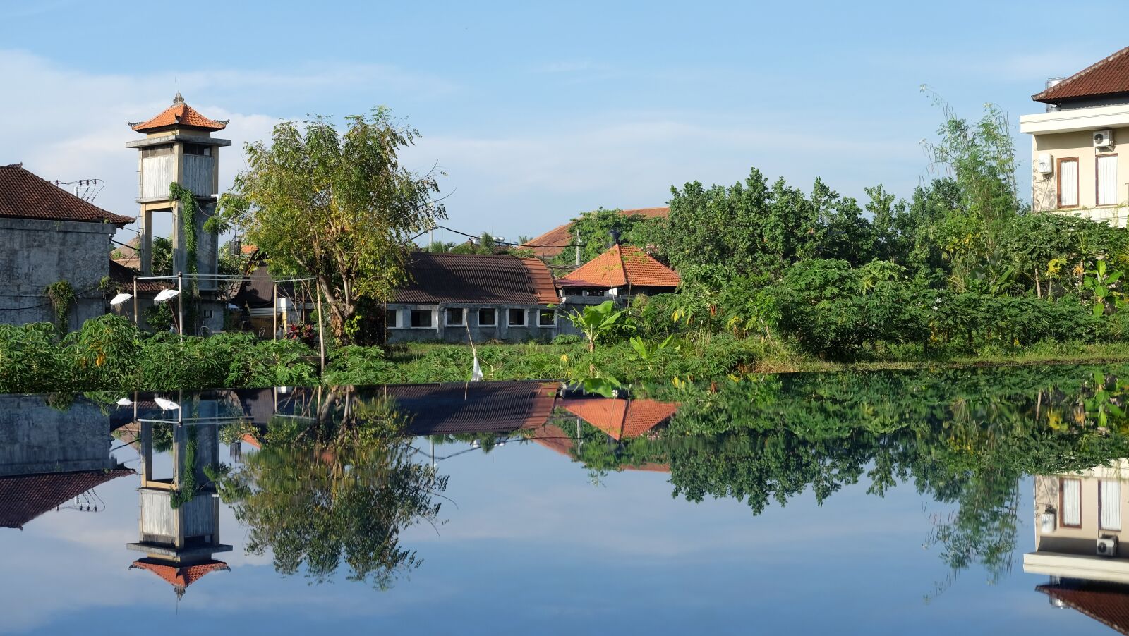 Fujifilm X-T1 + Fujifilm XF 35mm F2 R WR sample photo. Reflection, house, sk photography