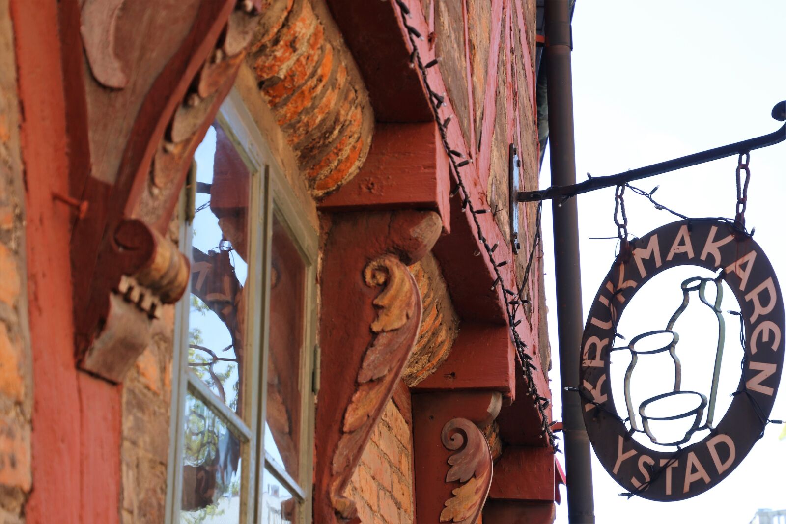 Canon EOS 7D Mark II sample photo. Brick, carved, wood, local photography