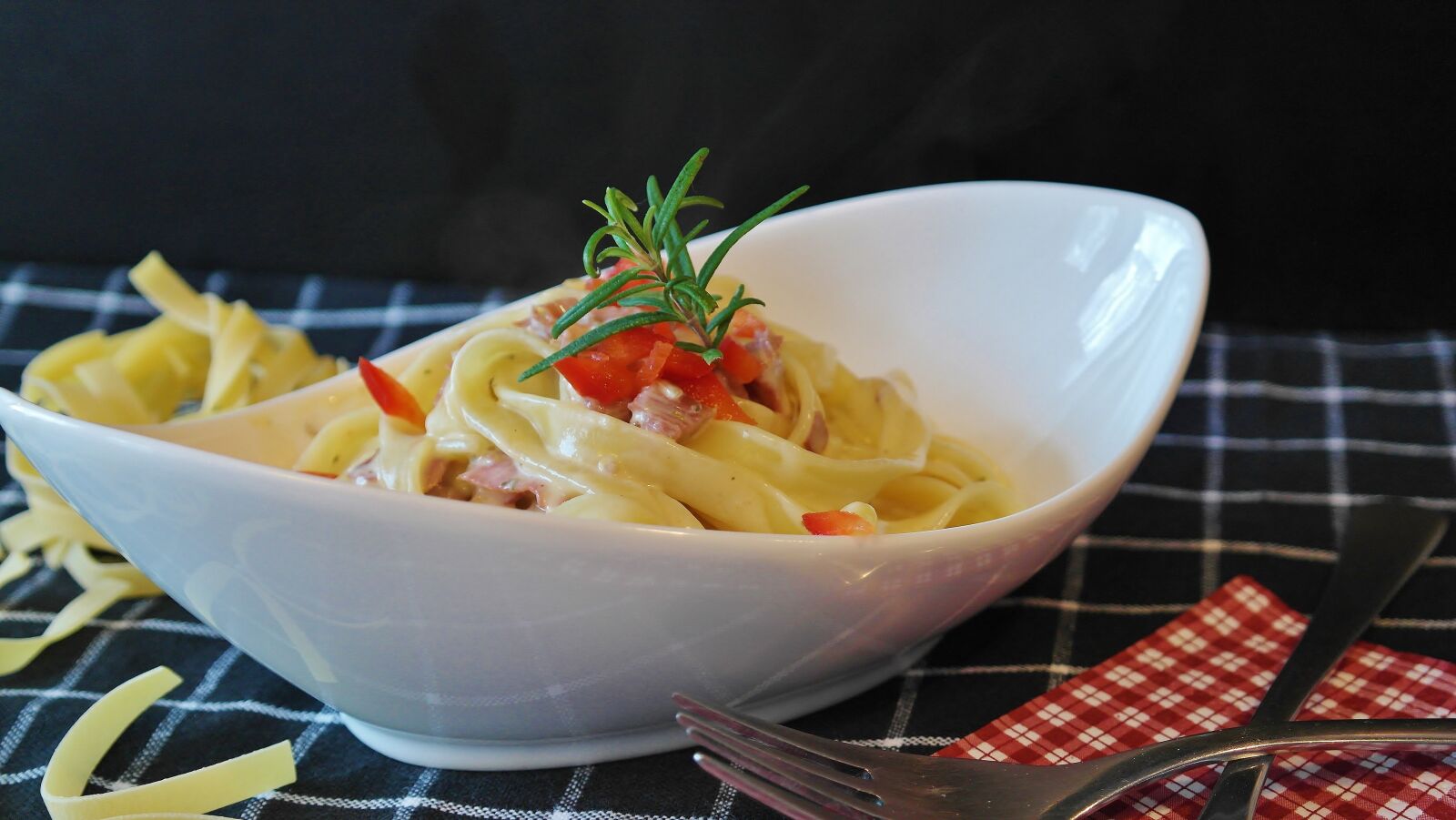 Samsung NX20 sample photo. Noodles, linguine, ham photography