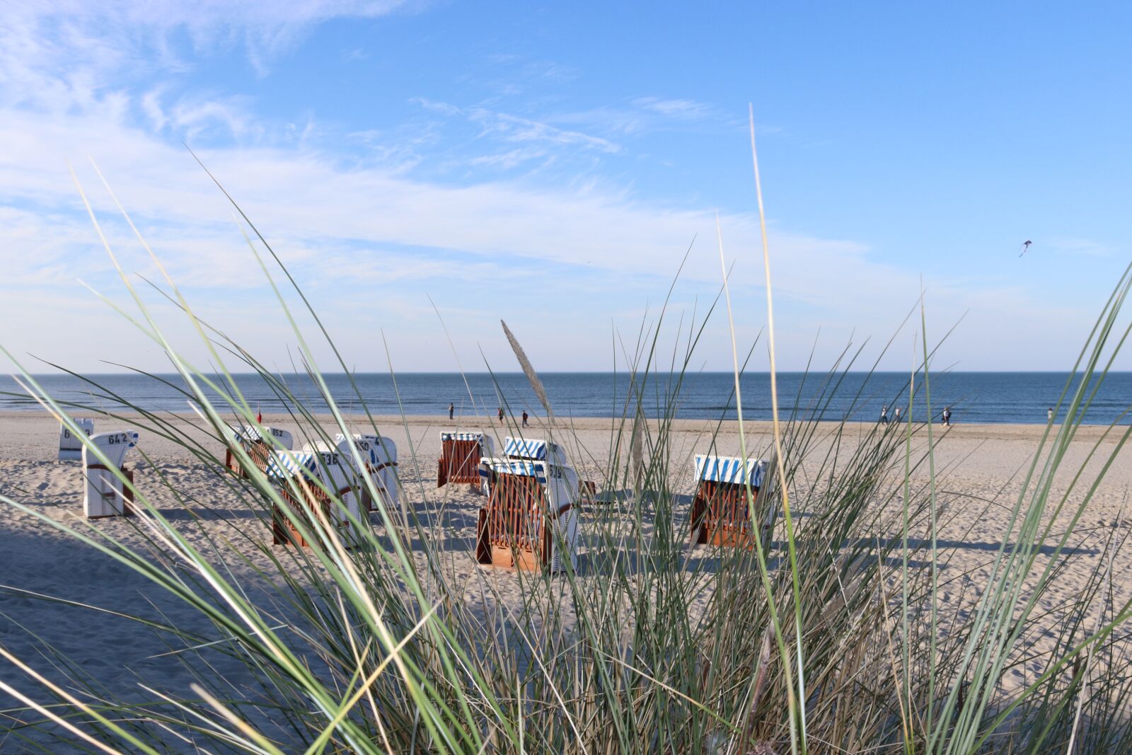 Canon EOS 200D (EOS Rebel SL2 / EOS Kiss X9) sample photo. Spiekeroog, beach chair, holiday photography
