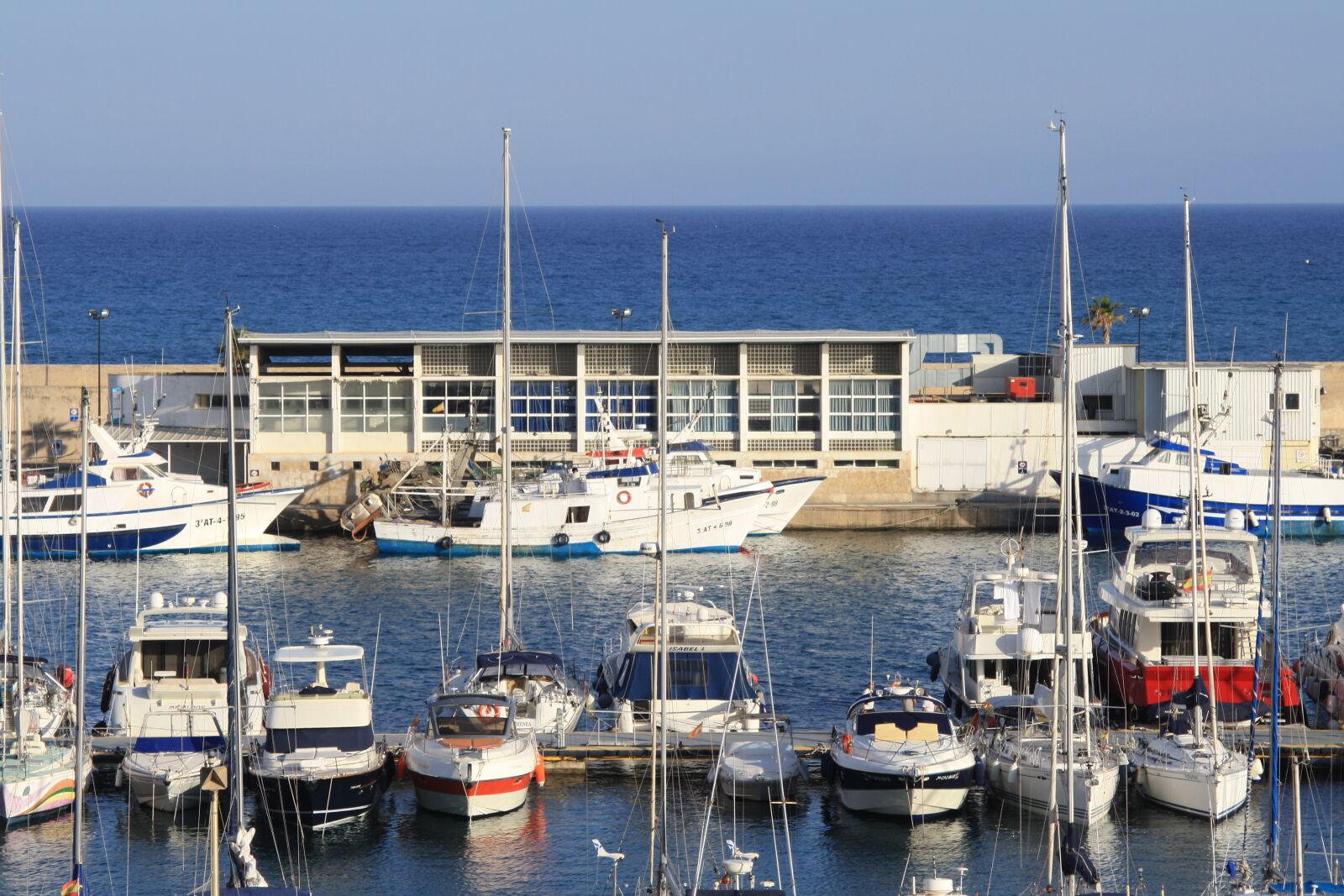 Canon EOS 1000D (EOS Digital Rebel XS / EOS Kiss F) sample photo. Villajoyosa, fishing port, fishermen photography