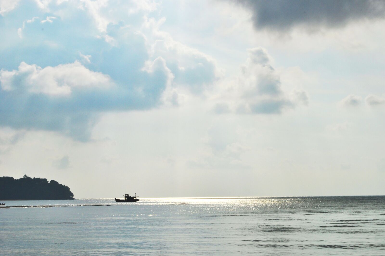 Nikon D5000 sample photo. Clouds, beach, boat photography