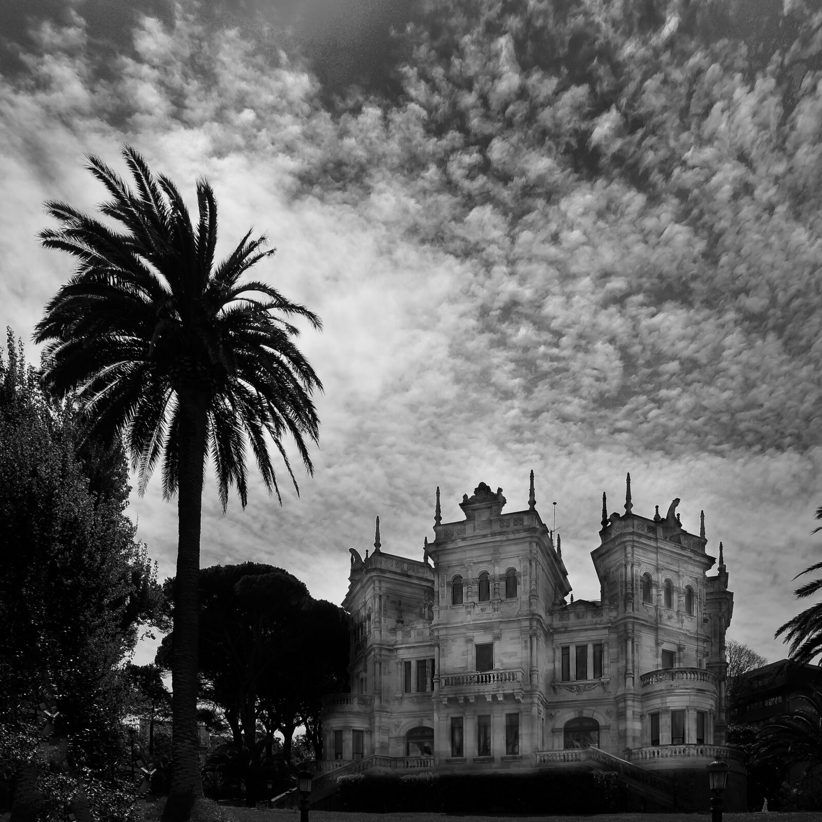 OLYMPUS M.14-150mm F4.0-5.6 II sample photo. Mansion, house, palm tree photography