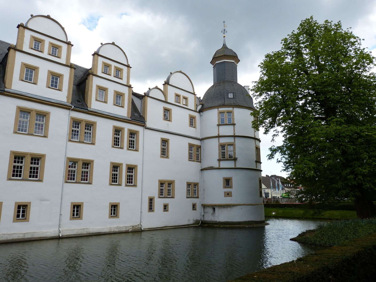 Panasonic Lumix DMC-FZ150 sample photo. Paderborn, castle, neuhaus photography