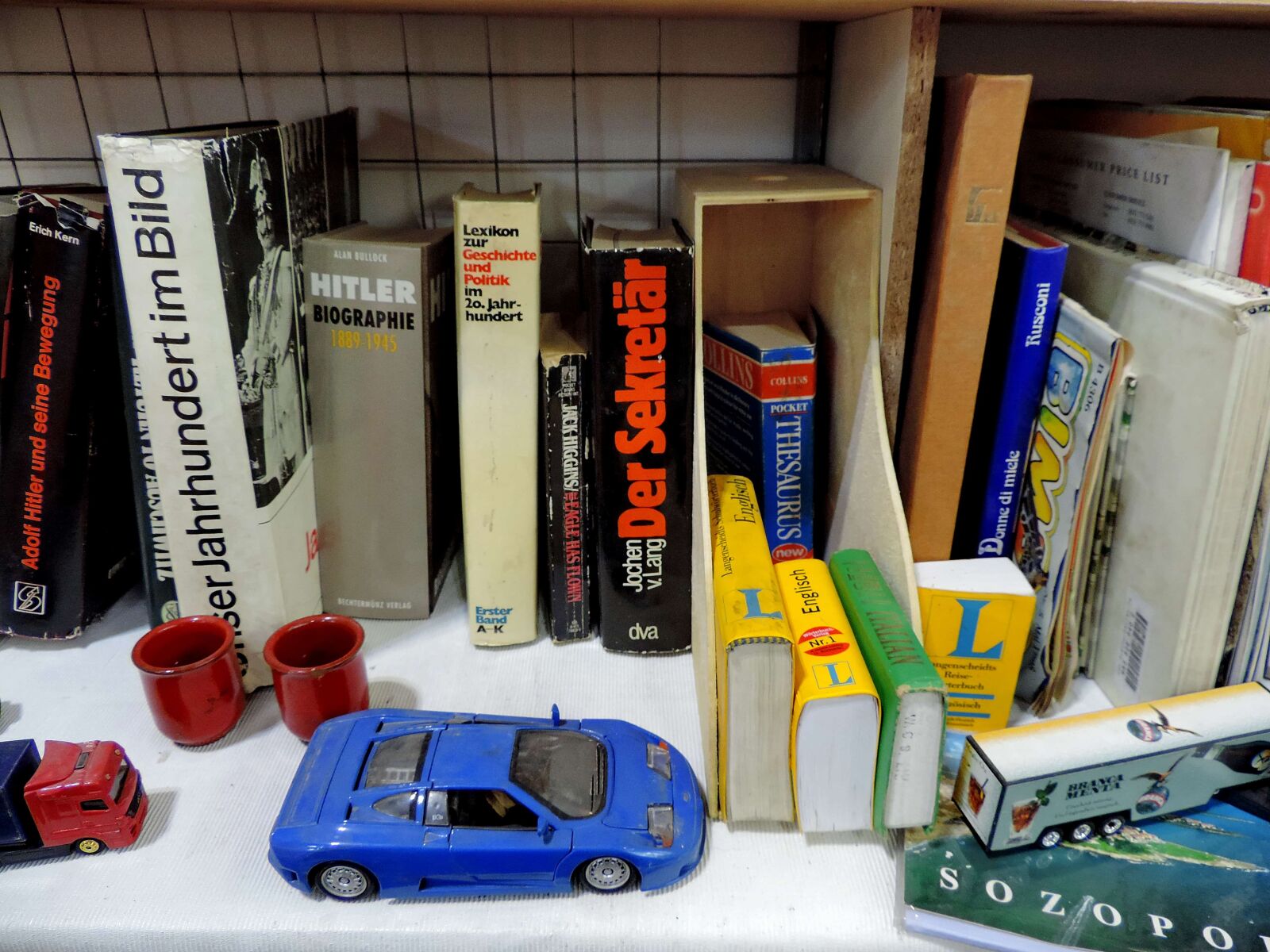 Nikon Coolpix P520 sample photo. Bookshelf, car, toys, shelf photography