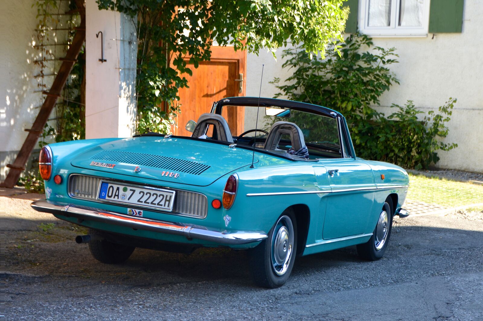 Nikon D3200 sample photo. Oldtimer, automobile, renault photography