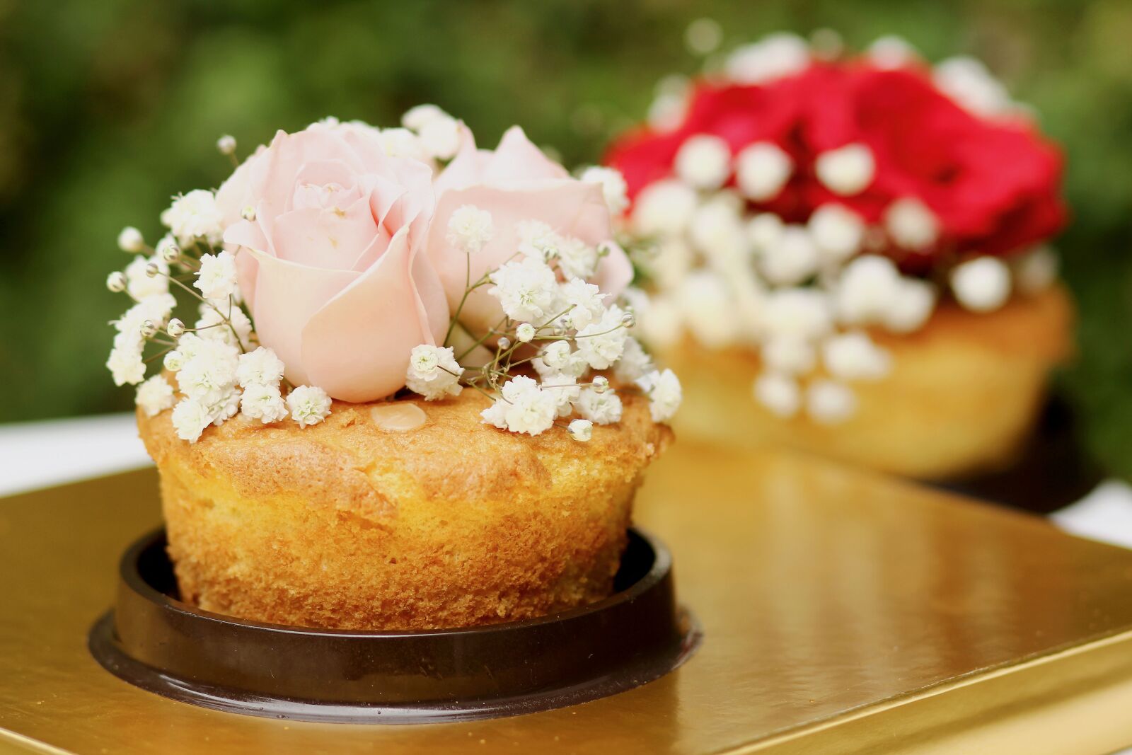 Canon EOS 600D (Rebel EOS T3i / EOS Kiss X5) + Canon EF 85mm F1.8 USM sample photo. Cake, sweet, flowers photography