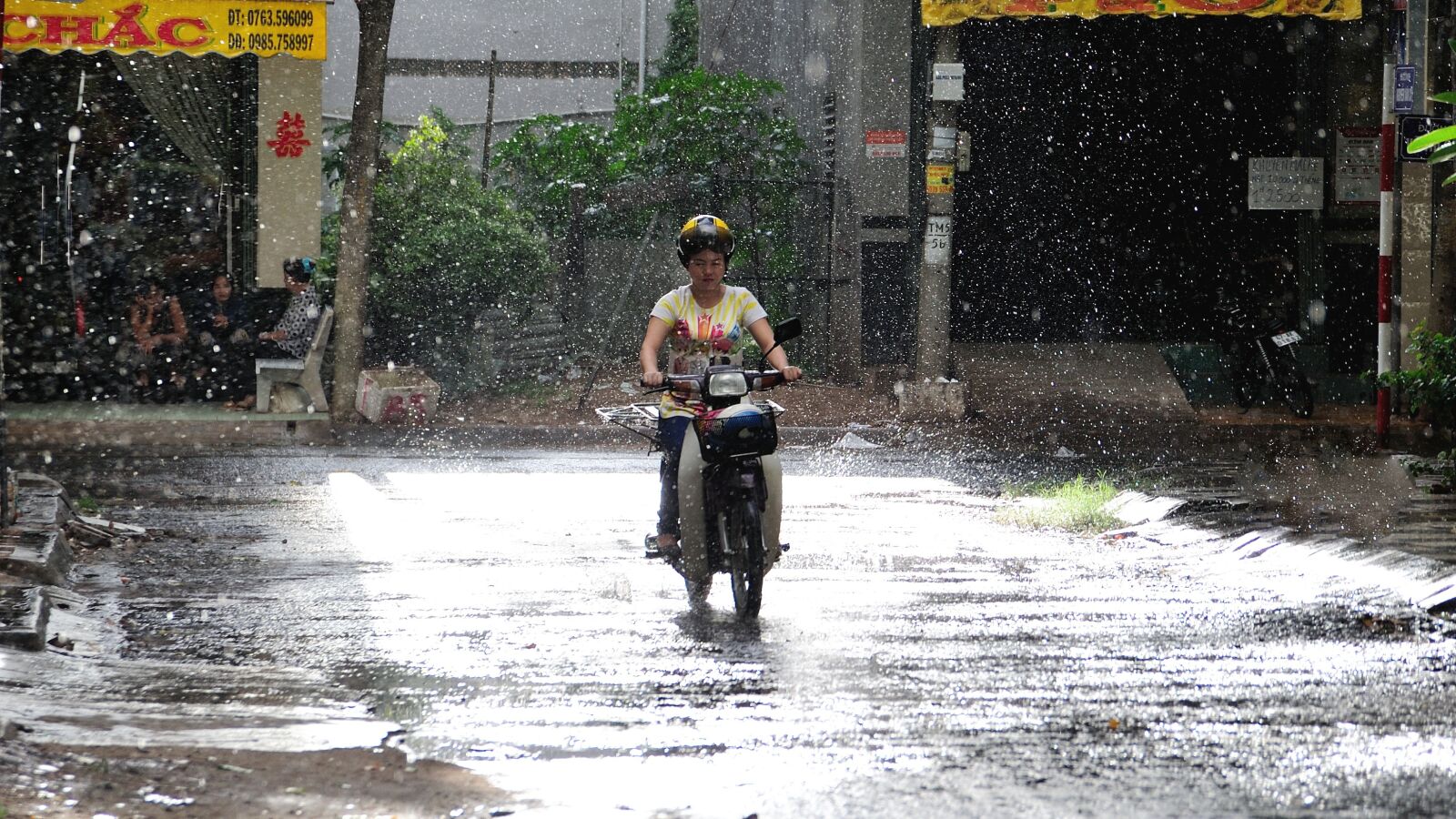Nikon D700 sample photo. Girl, road, raining photography