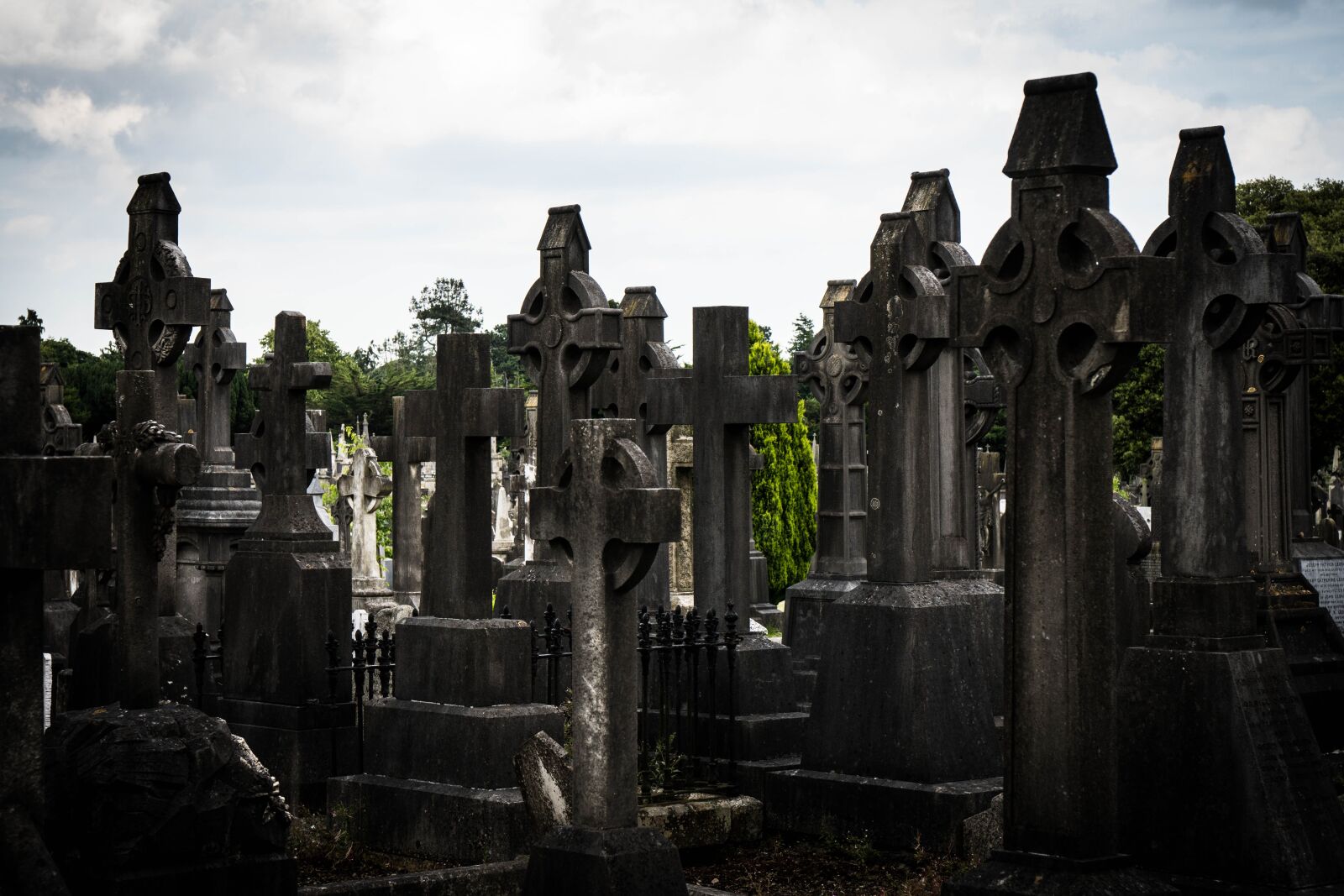 Sony a6500 + Sony Vario-Tessar T* E 16-70mm F4 ZA OSS sample photo. Glasnevin, dublin, ireland photography
