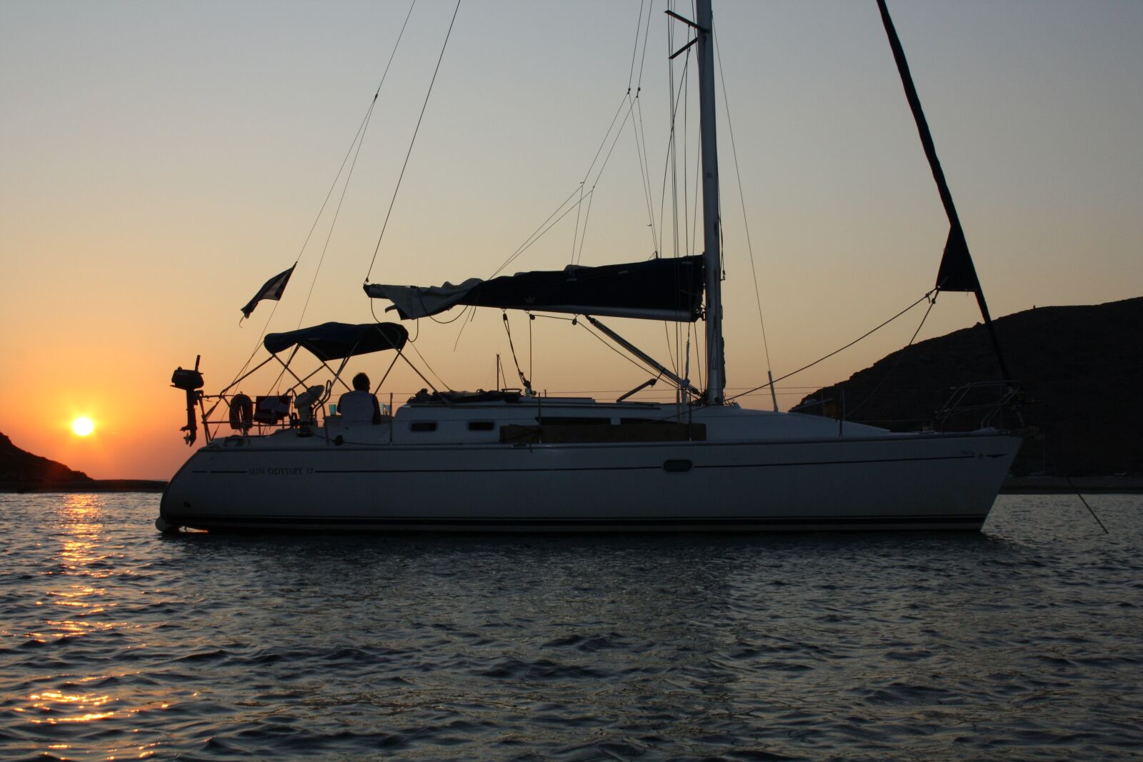Canon EOS 1000D (EOS Digital Rebel XS / EOS Kiss F) sample photo. Sailboat, sunset, anchorage photography