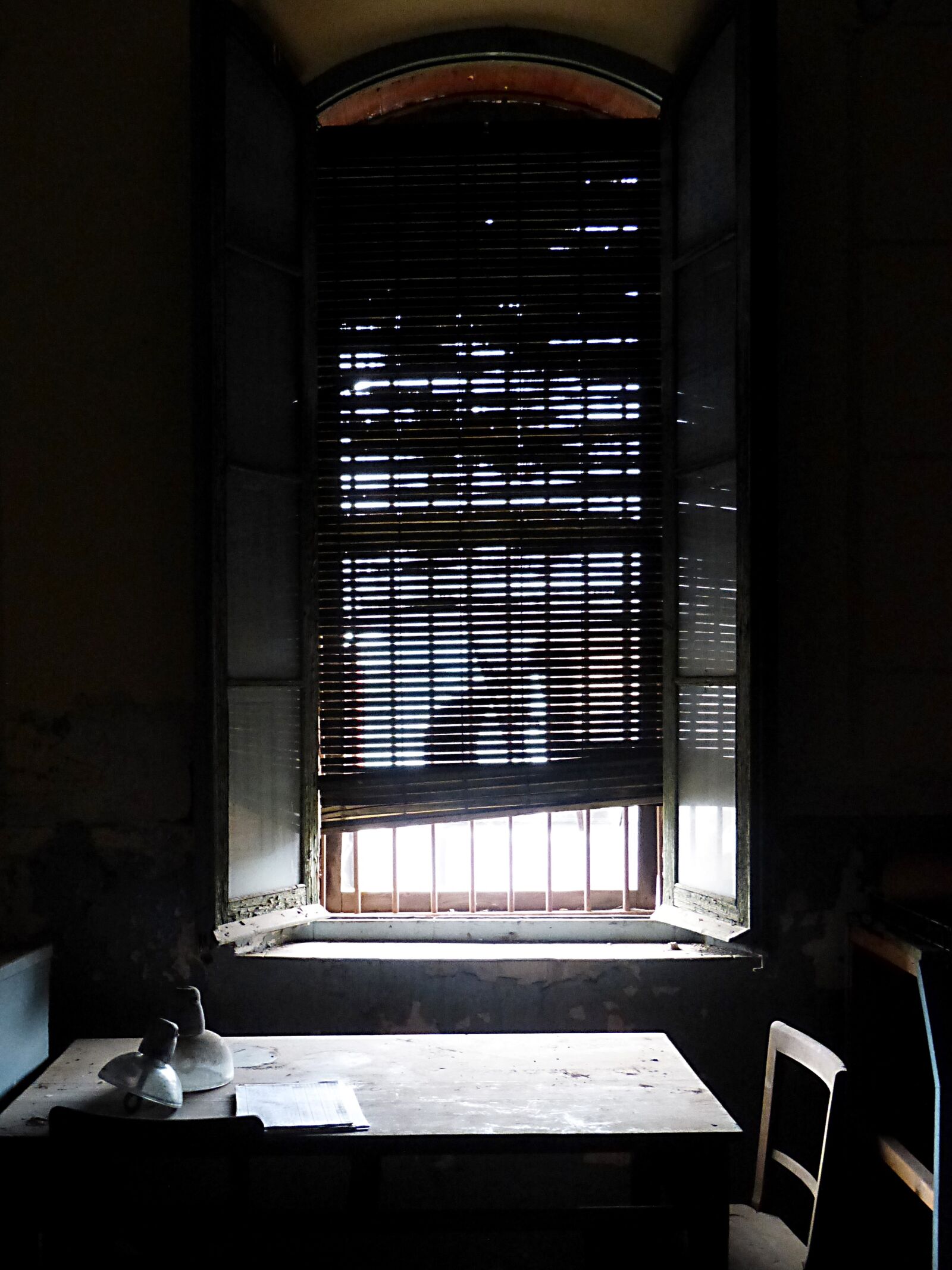 Panasonic DMC-FZ62 sample photo. Window, chiaroscuro, blind photography