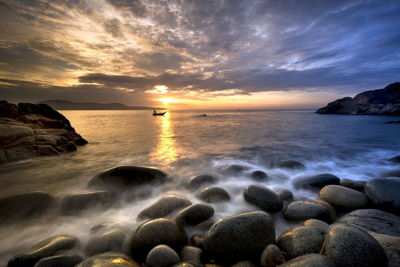 Canon EF 16-35mm F4L IS USM sample photo. The beach, gravel, the photography