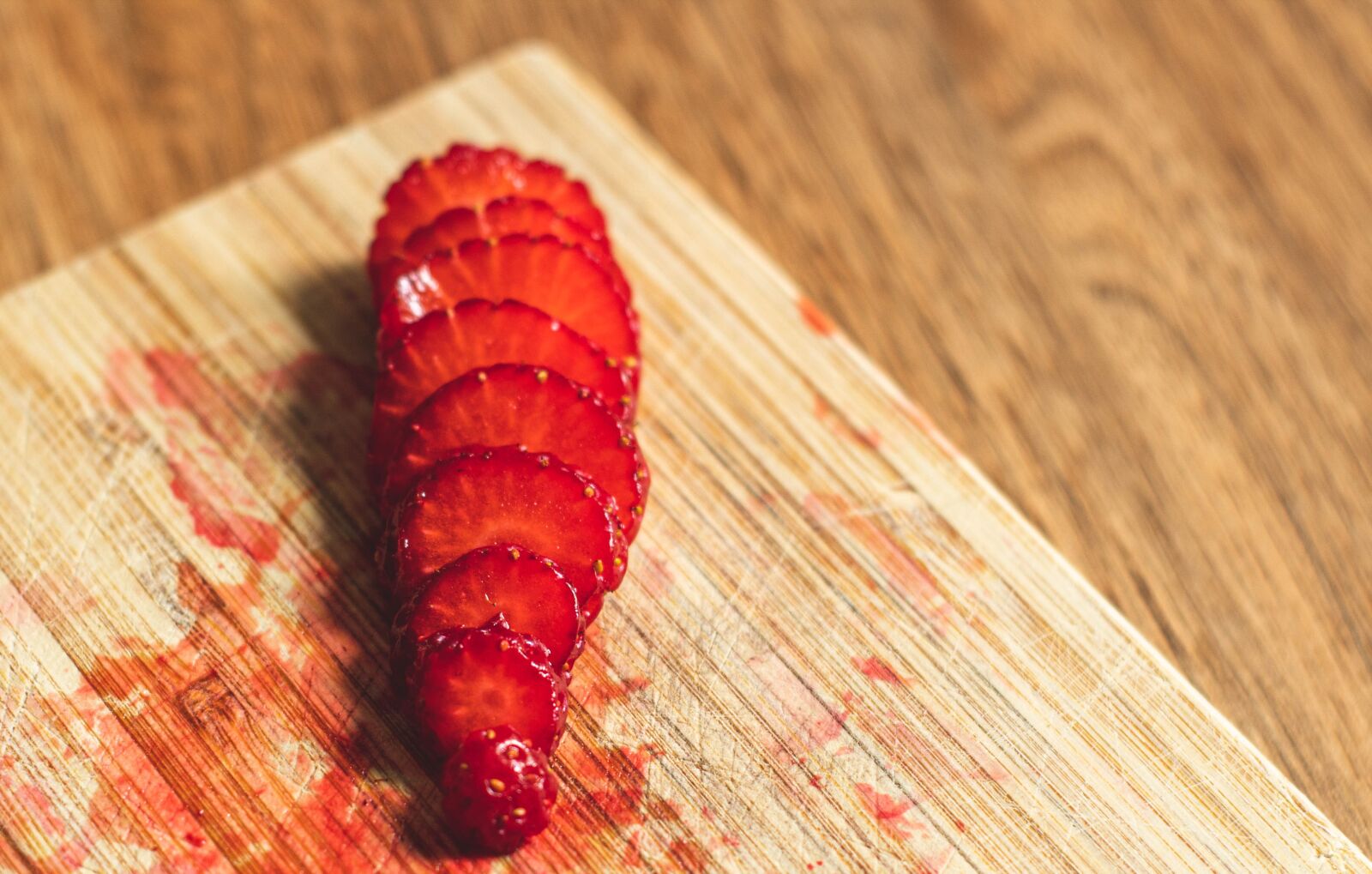 Canon EOS 1300D (EOS Rebel T6 / EOS Kiss X80) sample photo. Slices, strawberries, food photography